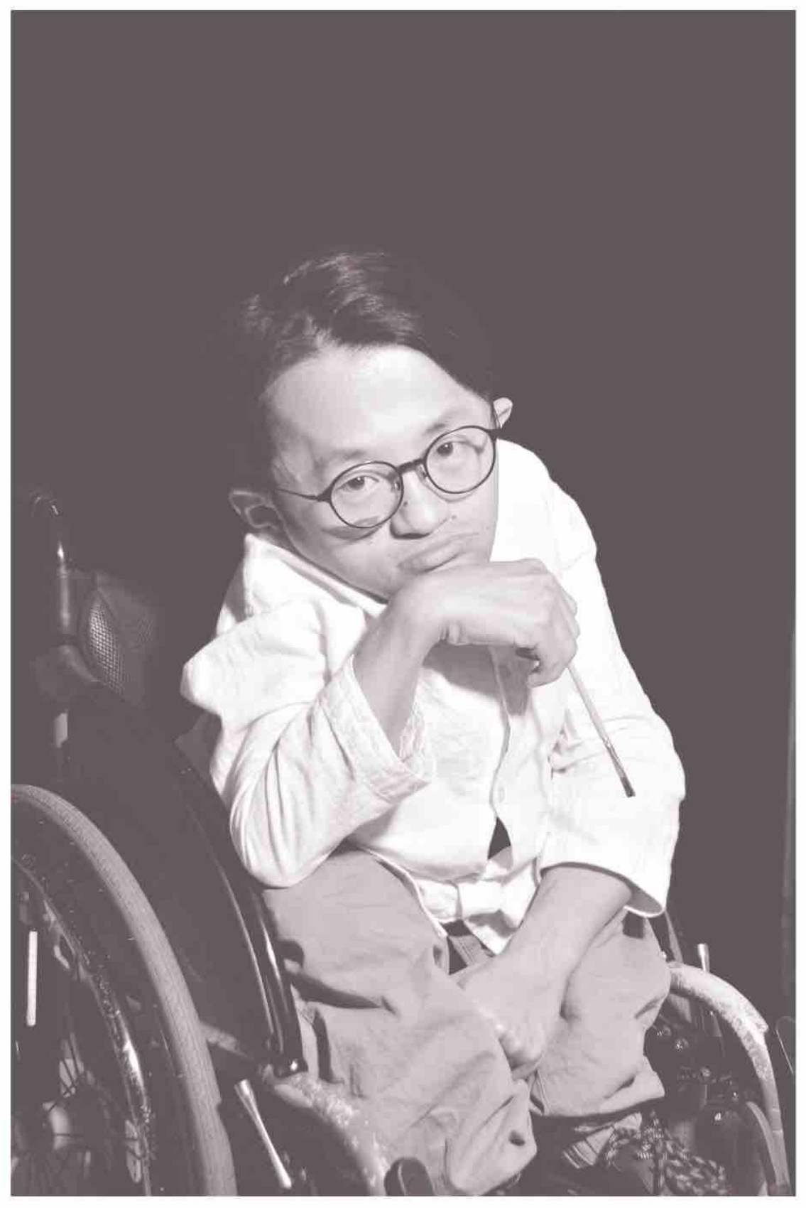 翟进在舞台上表演