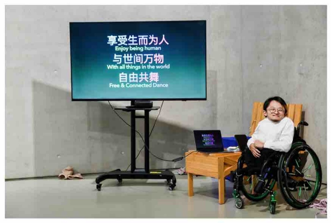 翟进在投影图像旁发言