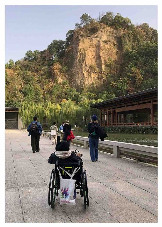 艺术家们穿行山间风景